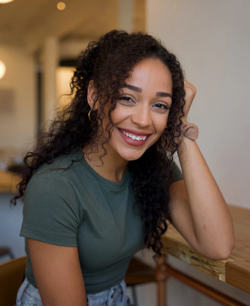 Mujer joven sonriendo en un café